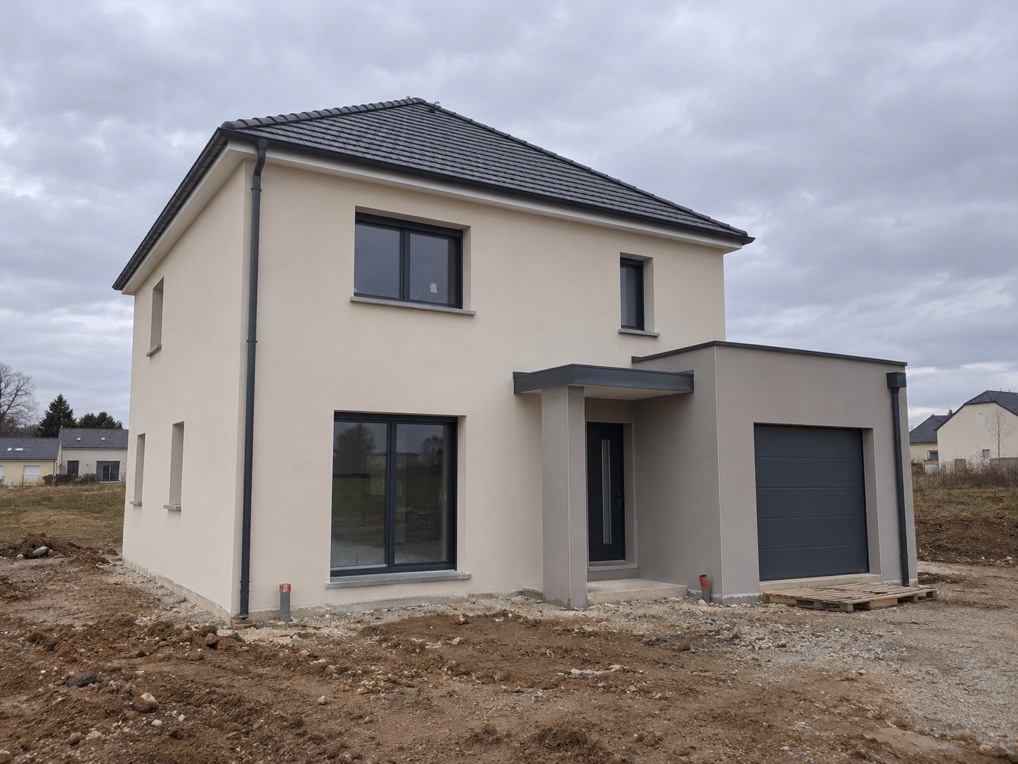 Maison neuve sur un terrain en construction